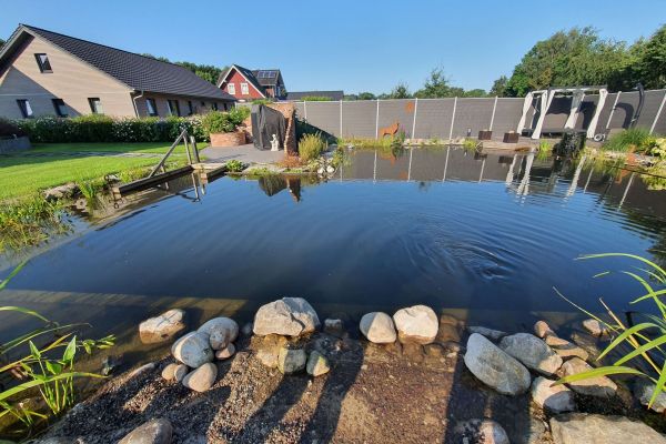 Firma Görtzen in Viöl - Teich mit Garten und Steinen