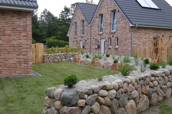 Firma Görtzen in Viöl - Garten mit Mauer