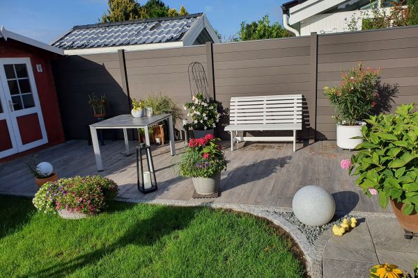 Firma Görtzen in Viöl - Garten mit großer Terrasse und Sitzbank