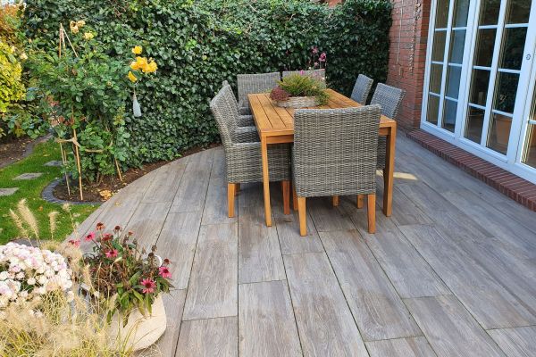 Firma Görtzen in Viöl - Garten und Holzterrasse am Haus