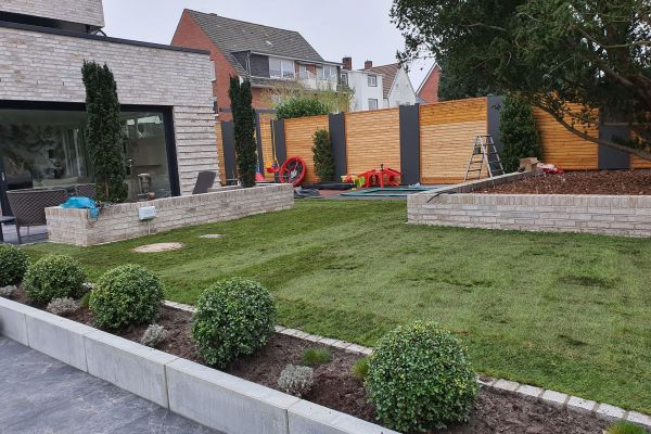 Firma Görtzen in Viöl - Garten mit Weg und Mauer