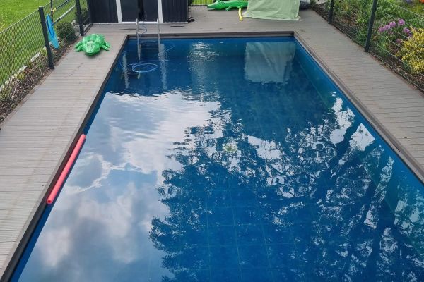 Firma Görtzen in Viöl - Pool mit Hütte