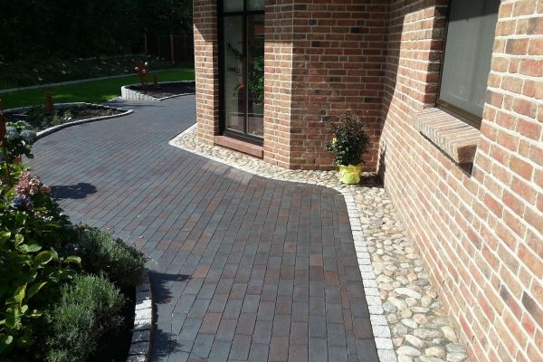 Firma Görtzen in Viöl - Schwarzer Gehwege am Haus