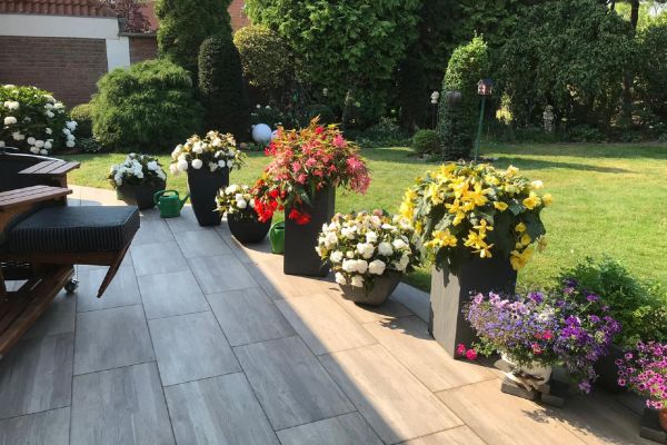 Firma Görtzen in Viöl - Holzterrasse im Garten mit Blumen