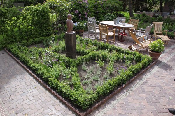Firma Görtzen in Viöl - Garten mit Sitzplätzen und Hecke